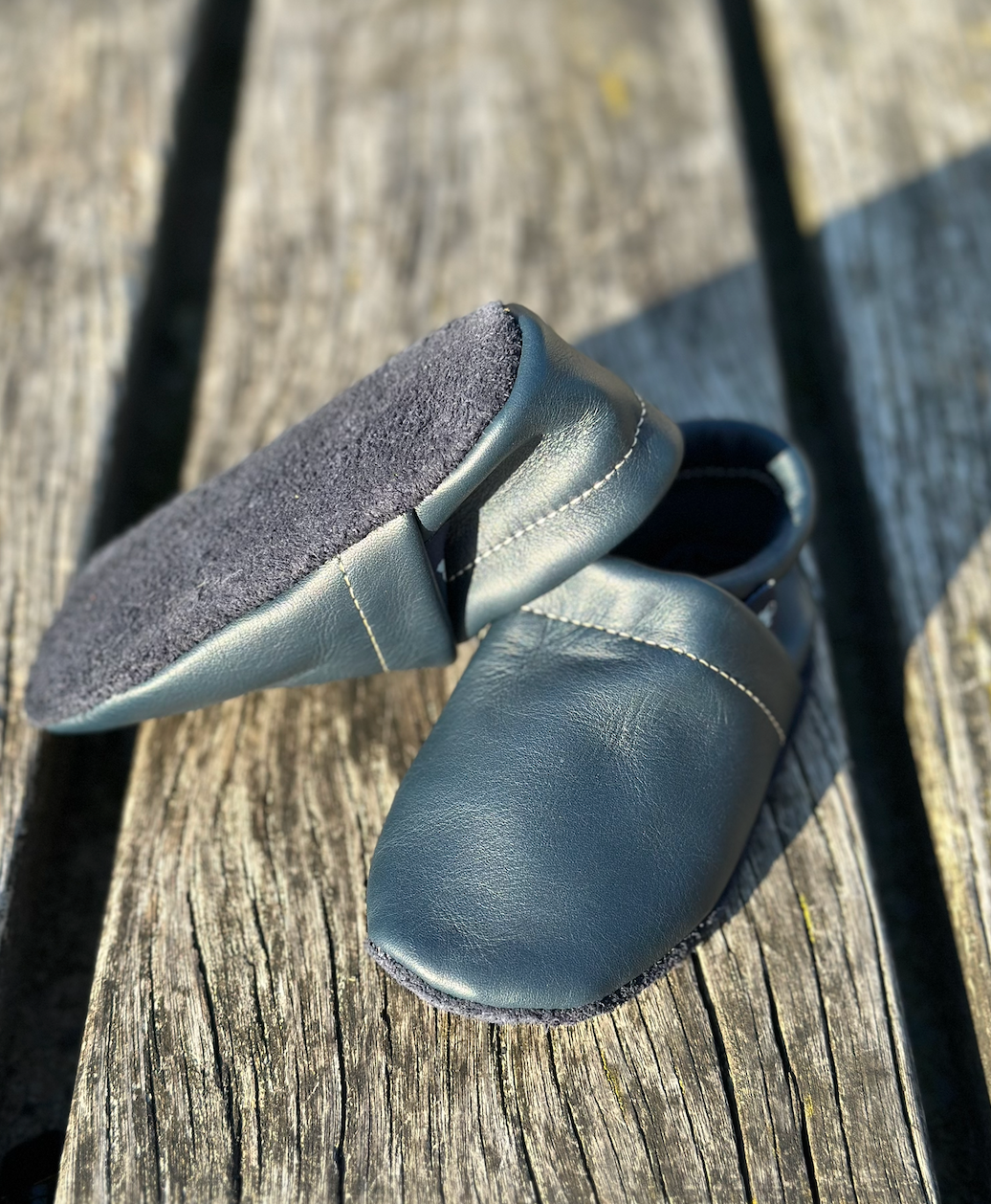 Pantau Krabbelschuh in der Farbe Marineblau in dunkelblau mit rutschfester Rauledersohle in blau