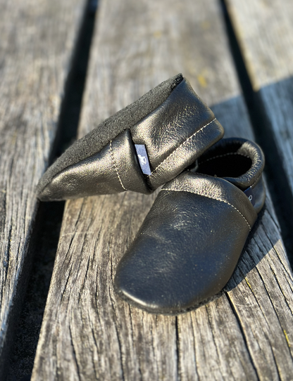 Pantau Krabbelschuh in der Farbe Schwarz mit rutschfester Rauledersohle